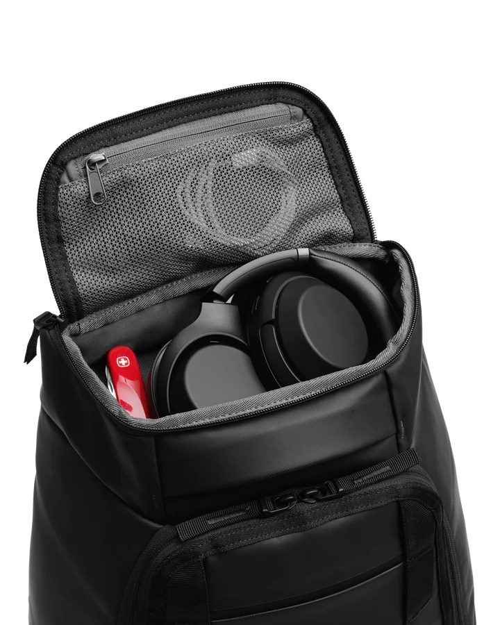HUGGER BACKPACK 25L BLACK OUT