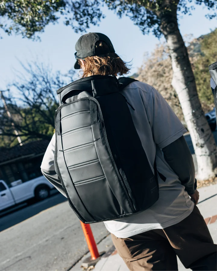 HUGGER BACKPACK 25L BLACK OUT