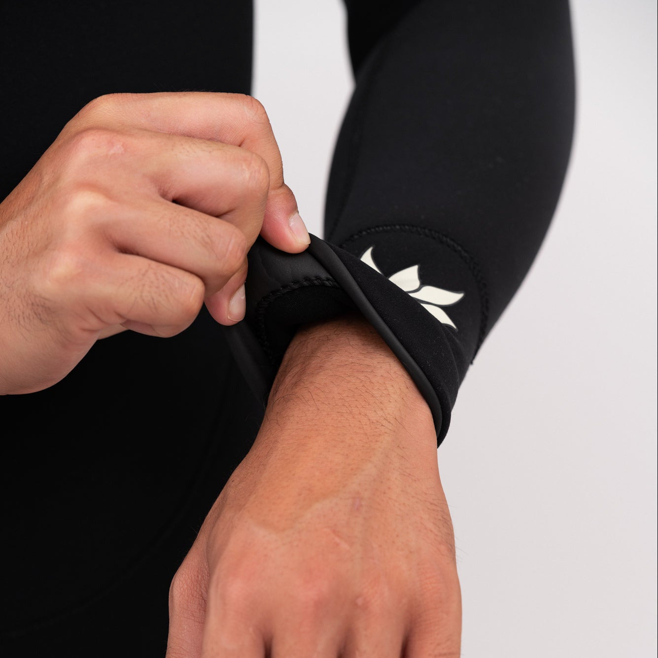 AAA x Axxe Wetsuit 5:4 hooded black FS