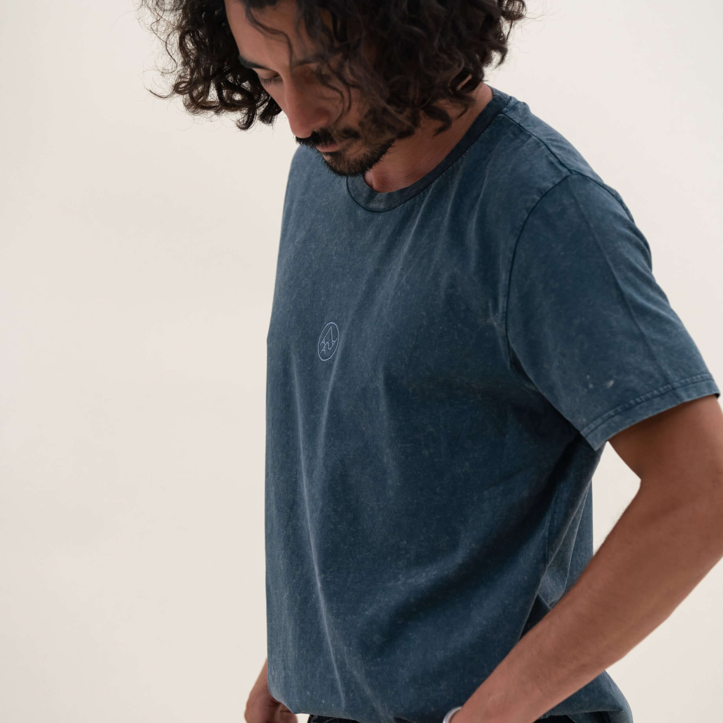 AAA ESSENTIAL TEE GREY